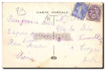 Champcevrais (Yonne) — Kasteel van Châtres — De binnenplaats en de bijgebouwen — Achterkant