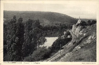 VOUTENAY-sur-CURE (Yonne) — A Igreja — Fot. Combier Macon