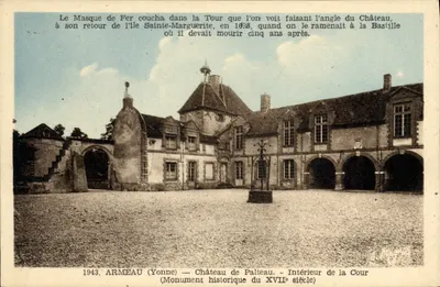 Armeau (Yonne) — Castelo de Palteau — Interior da Cour (Monumento Histórico do Século XVII)