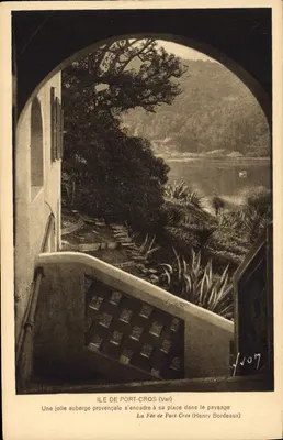 Ilha de Port-Cros (Var) — Uma linda pousada provençal se enquadra em seu lugar no paisagem — A Fada de Port-Cros (Henry Bordeaux)