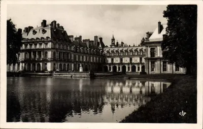 Zamek Fontainebleau — Dziedziniec Fontaine i Jezioro z Rybami — C.A.P. (47)