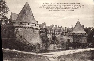Pontivy - Velho Castelo dos Duques de Rohan — construção devida a Jean de Rohan em 1485, com duas torres ainda existentes e rampa de ferro forjado