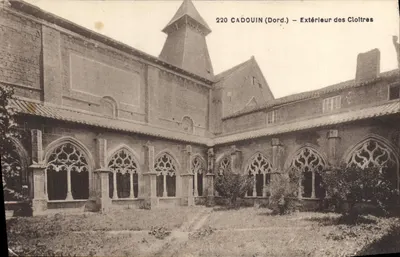 Cadouin (Dordogne) — Exterior dos Claustros — Editor G. Astrin, n° 220