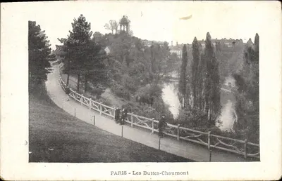 PARIS - As Buttes-Chaumont — vista do caminho e do lago com um kiosco no fundo