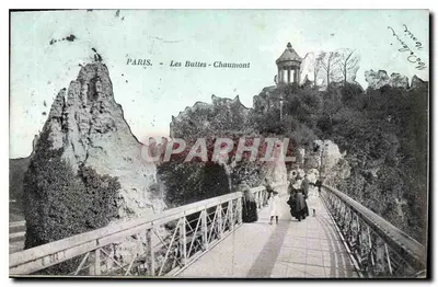 Paris - Les Buttes-Chaumont — vista do ponte metálica e do templo