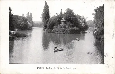 PARIS - Le Lac du Bois de Boulogne — vue du lac avec embarcations et kiosque