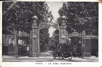 Paris — Le Parc Monceau — entrée ornée et voiture ancienne