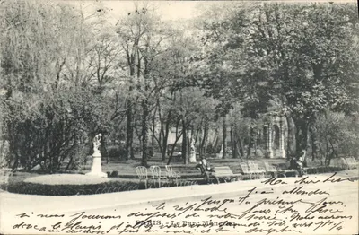 PARIS - O Parc Monceau — vista do jardim com estátuas e bancos — editor não identificado
