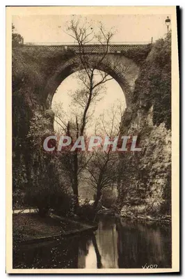Pont de briques — Parc des Buttes Chaumont — Éditions Yvon