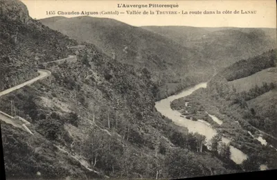 Chaudes-Aigues (Cantal) — Valeira da Truyère — A estrada na encosta de Lanau