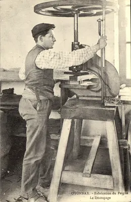 Oyonnax — Fabricação do Pente — O Corte