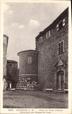 Gourdon - A Praça do Velho Castelo — Excursão às Gorges do Loup — Gourdon A.M. n°3592