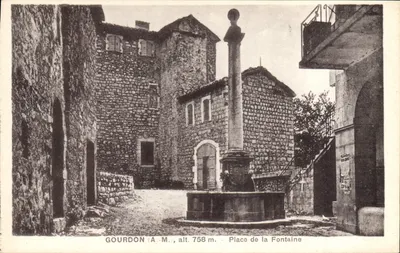 Gourdon (A.M.) — Praça da Fonte — Gourdon, alt. 758 m. — Editor: L. Gilletta e Cie, Nice