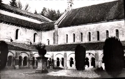 Abadia de Fontenay — Interior do claustro (século XII) — Edição da Abadia de Fontenay