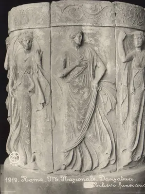Rzym. Museo Nazionale. Rilievo funerario — Tańczące kobiety — E. Chauffourier