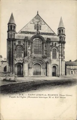 Fachada da Igreja de Saint-Jouin-de-Marnes — Monumento Histórico dos Séculos XI e XII — D.B. (Deux-Sèvres)