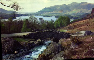 Ashness Bridge & Derwentwater — vista sobre Bassetlaw e Skiddaw — Hartlepool Publications