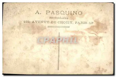 Bambino sdraiato su cuscino — fotografia studio — A. Pasquino, Parigi-13e — Verso