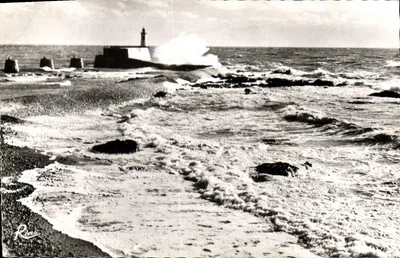 Les Sables d'Olonne (Vendée) — Farol da Chaume em tempo ruim — Edição francesa