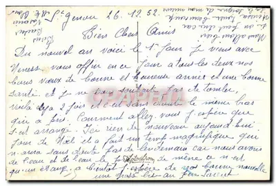 Dziecko siedzące na małym drewnianym ławce — z ozdobnym patykiem — wydawca nie widoczny — Rewers
