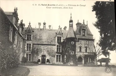 Saint-Avertin (Loir-et-Cher) — Castelo de Cangé, Cour intérieure (Côté Est) — Grand Bazar Tours