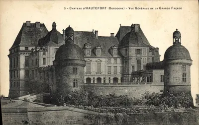 Castelo de Hautefort (Dordogne) — Vista geral da fachada principal — Editor não identificado, n° de série 3