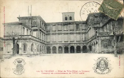 Valréas — Hotel de Ville (Hotel de Simiane) — Construído no início do século XVIII — J. Monnier, tabac, Valréas