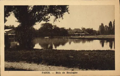 PARIS — Bois de Boulogne — vista do lago com edifícios e árvores