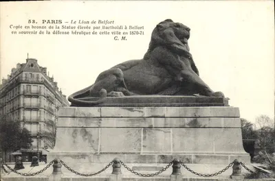 Paryż — Le Lion de Belfort — Kopie brązowa statuy postawionej przez Bartholdiego w Belfort w 1870-71