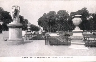 Paris — Allée centrale du jardin des Tuileries — éditeur non visible