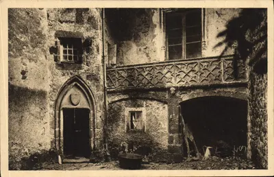 Cour d'Honneur da Casa de Bargues — Salers (Cantal) — Éditions d'Art YVON