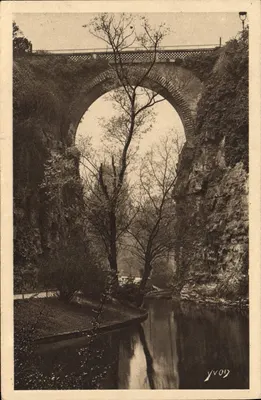 Yvvoy — Pont de briques — Parc des Buttes Chaumont