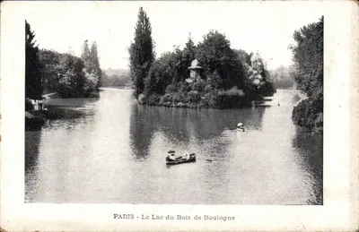 PARIS - O Lago do Bois de Boulogne — vista do lago com embarcações e kiosque