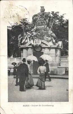 PARIS — Statua Strasburga — monument z wiankami, odwiedzający z parasolami