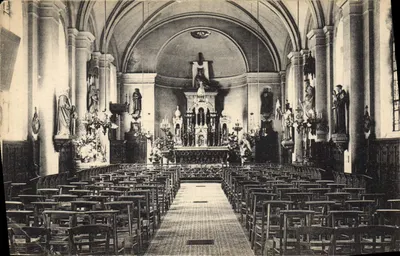 Intérieur d'une église — vue de l'autel et des stalles — éditeur non identifié
