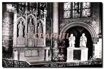 Église St-Germain-l'Auxerrois — Chapelle des Saints Patron Saints : statues en marbre de Saint Vincent et de Charles de Rostaing († 1582 et † 1685) — Éditeur : Éditions de Luxe, Paris