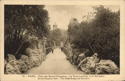 Paris - Parc des Buttes-Chaumont - Le Pont suspendu et le Belvédère
