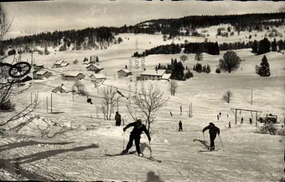 Esqui nas montanhas — vista da estação de inverno nas Rousses — Édition E. PROFET, Dôle