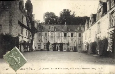 Roussé (Il-et-L.). — O Castelo (séculos XV e XVI) e a Praça de Honra (norte) — LL.
