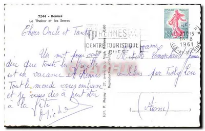 Ogród w Rennes — widok fontanny i budynku — Loïc, wydawca — Rewers