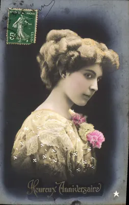 Jovem mulher em vestido decorado com flores — Feliz Aniversário — Série N° 4219, editada por Manne 'ÉTOILE' em Paris