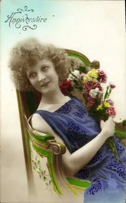 Mulher em vestido azul segurando um buquê — Aniversário — n° 2646