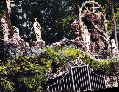 Gruta imitando a gruta de Lourdes — Varennes-en-Ardenne (Meuse) — construída em 1878, restaurada em 1930