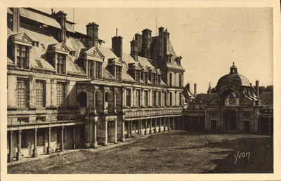 Pałac w Fontainebleau — Owalny Dziedziniec — Wydawnictwo Art YVON, Paryż