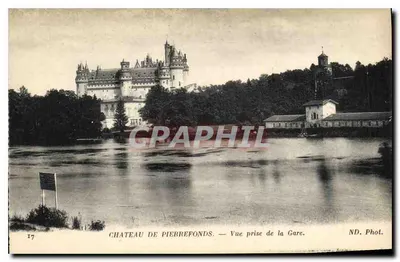 Zamek w Pierrefonds — Widok z Pociągu — ND. Fot.