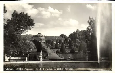 Potsdam. Castelo de Sanssouci com as Terrasços e grande fonte.