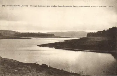Les Settons (Nièvre) — Paisagem de outono durante o escoamento do lago (rebaixamento do nível: 10 metros) — Edsa