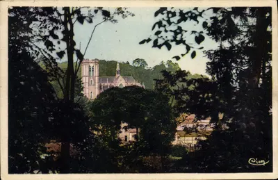 Chaumont-en-Vexin (Oise) — Um Canto de Verdura e a Igreja — C. Oim