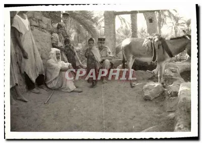 Grupo de pessoas com um jumento — Egito, cerca de 1930 — sem editor ou número de série visíveis