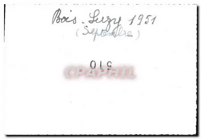Mężczyzna w stroju siedzący w ogrodzie — Bois-Lézigny — 019 — Rewers